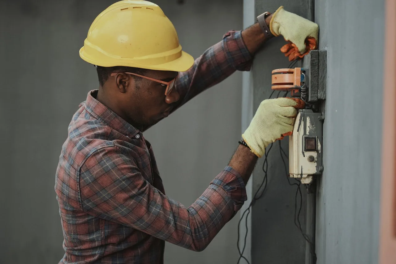 Technicien expert en recherche de fuite contrôlant une installation plomberie avec équipement professionnel