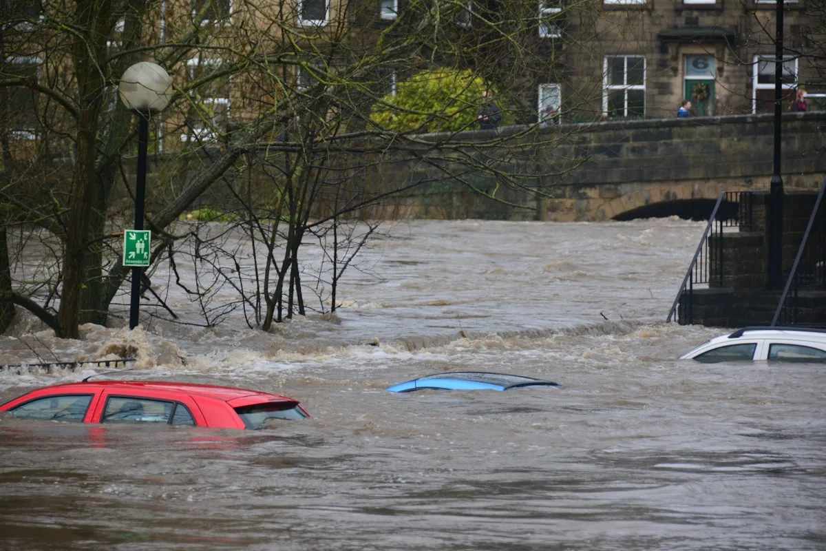 Rue inondée après une crue urbaine — sinistre Cat Nat et expertise plomberie post-inondation en France