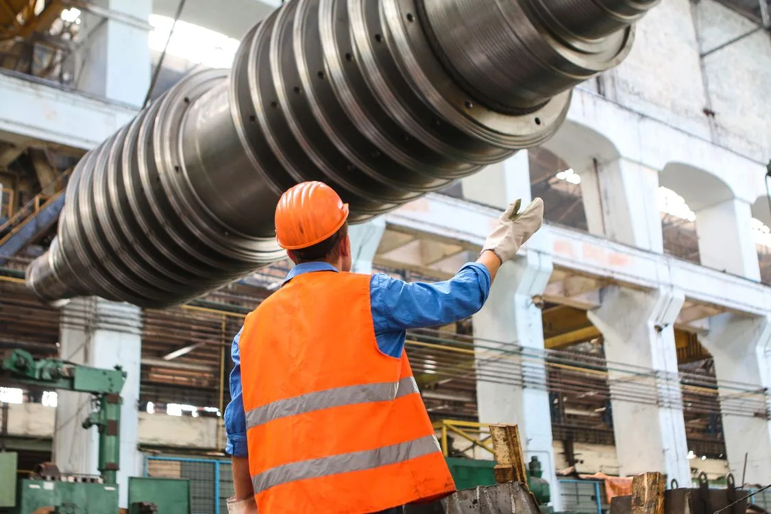Artisan en équipement de protection sur chantier industriel — responsabilité civile professionnelle et assurance plombier